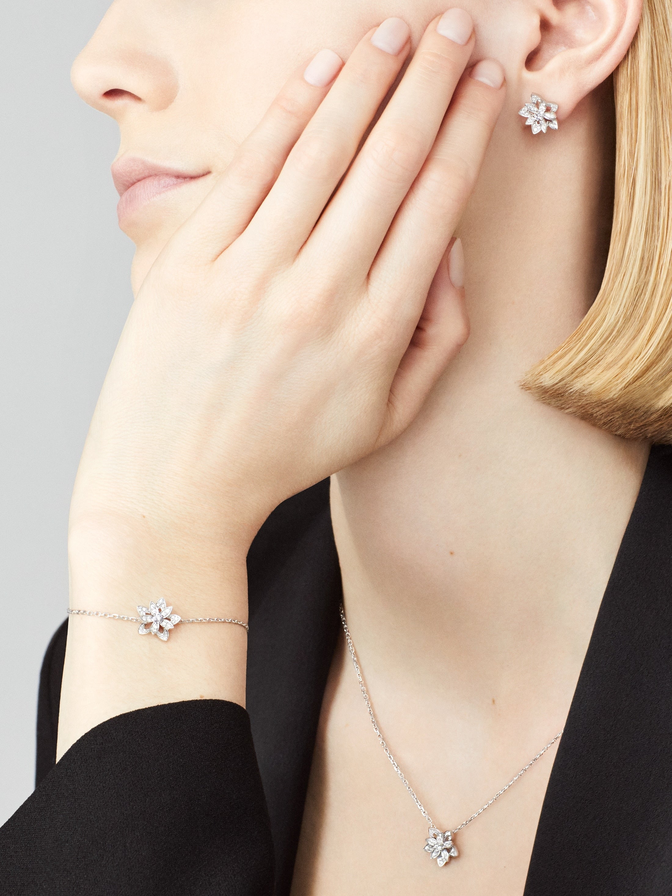 Boucles d’oreilles Lotus ajourés mini modèle