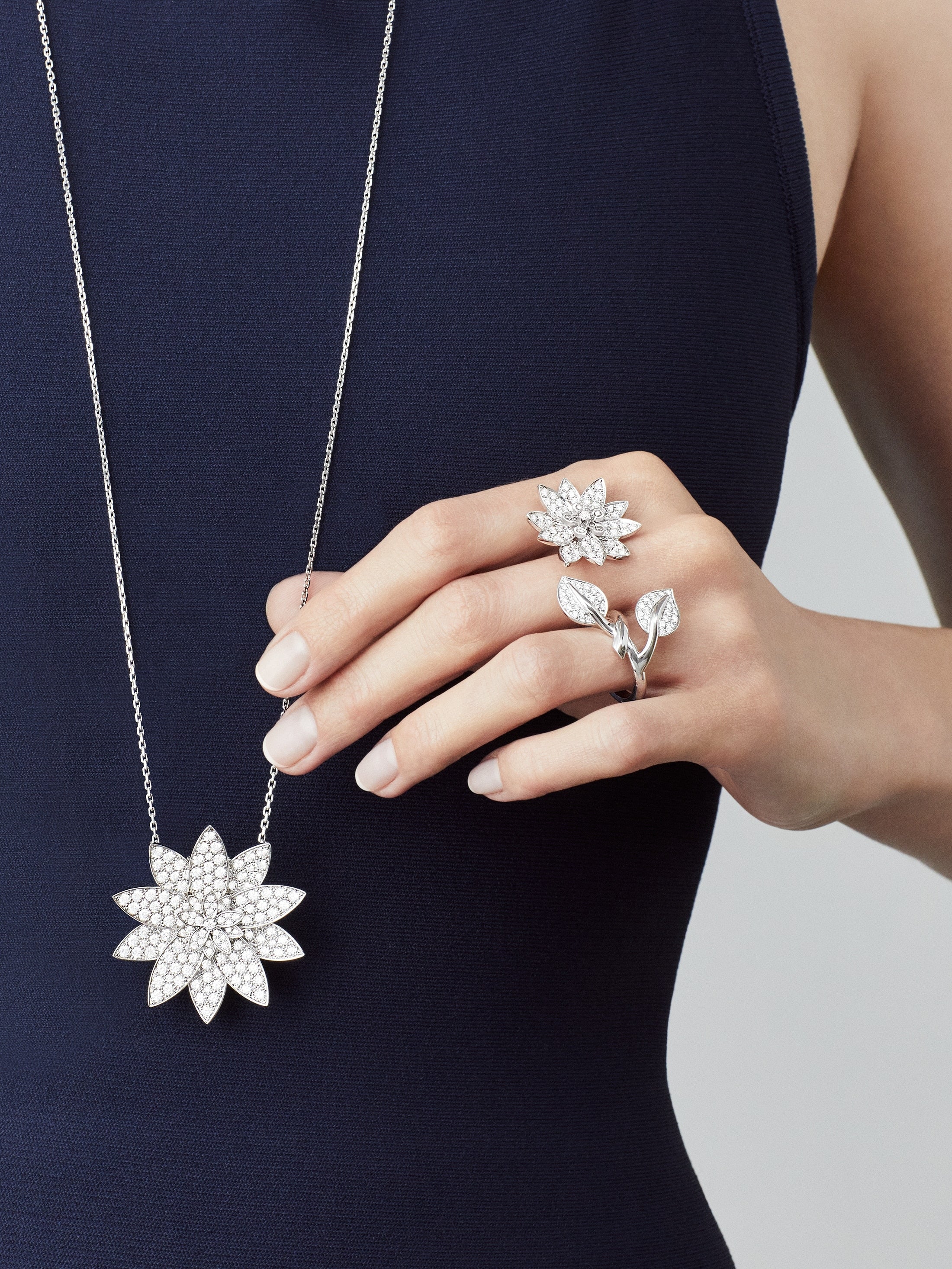 Bague Entre les Doigts Lotus
