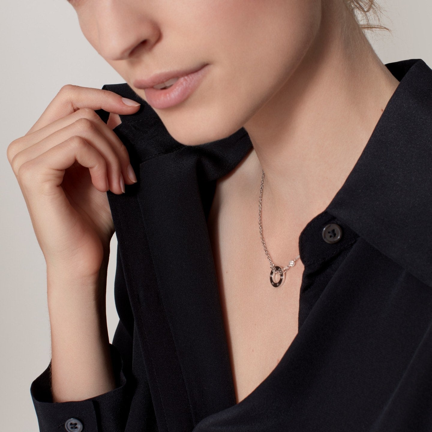 Pendentif LOVE rond, 2 diamants