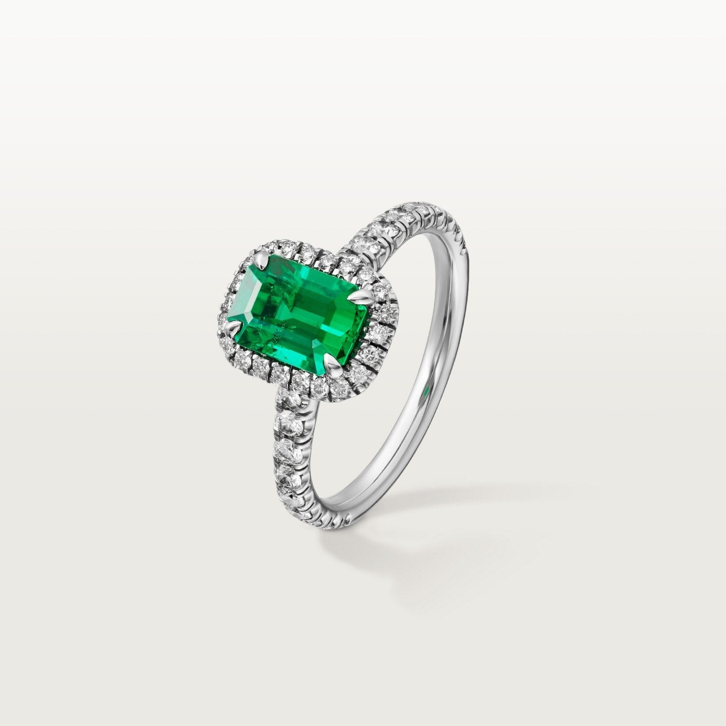 Solitaire Cartier Destinée, émeraude taille emeraude, pavé