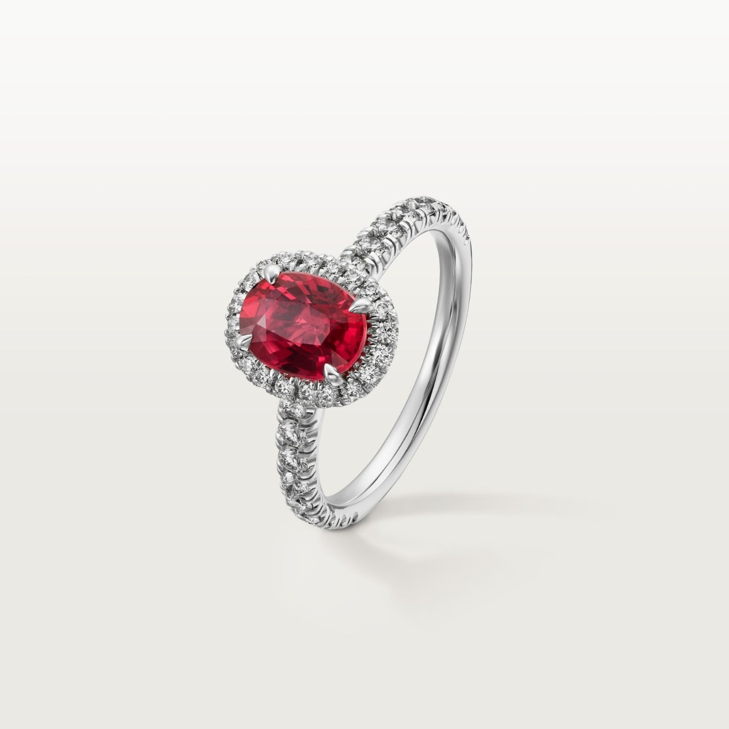 Solitaire Cartier Destinée, rubis taille ovale, pavé