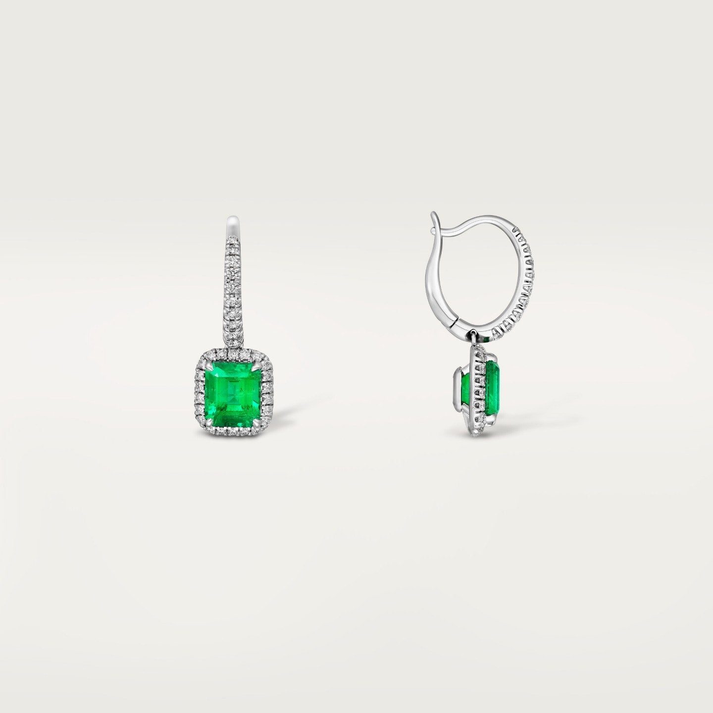 Boucles d'oreilles dormeuses Cartier Destinée, 2 émeraudes taille emeraude, pavées