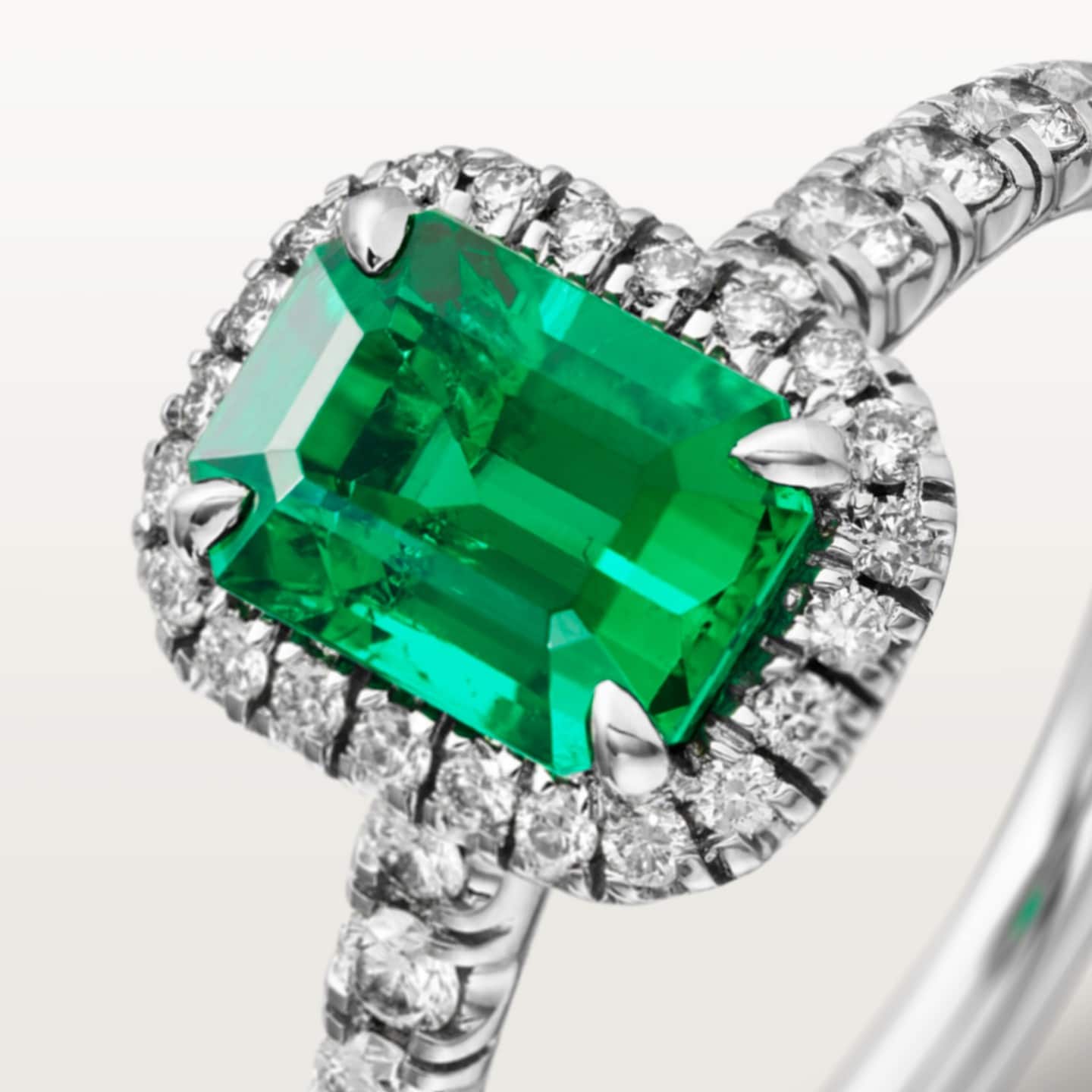 Solitaire Cartier Destinée, émeraude taille emeraude, pavé