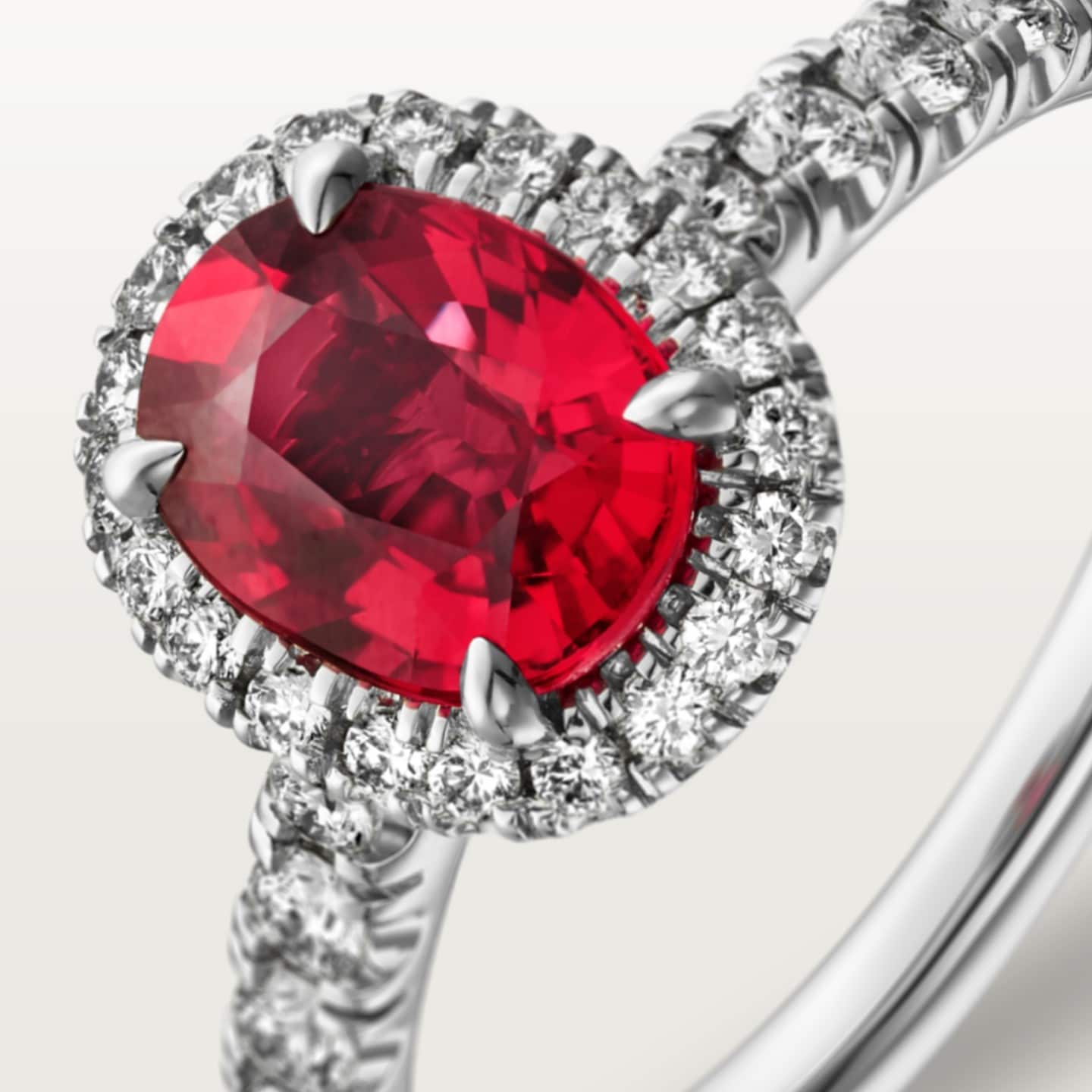 Solitaire Cartier Destinée, rubis taille ovale, pavé