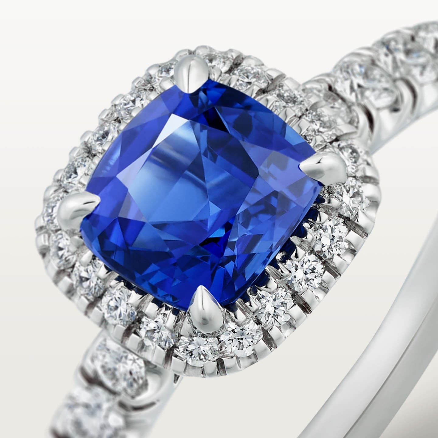 Solitaire Cartier Destinée, saphir taille coussin, pavé