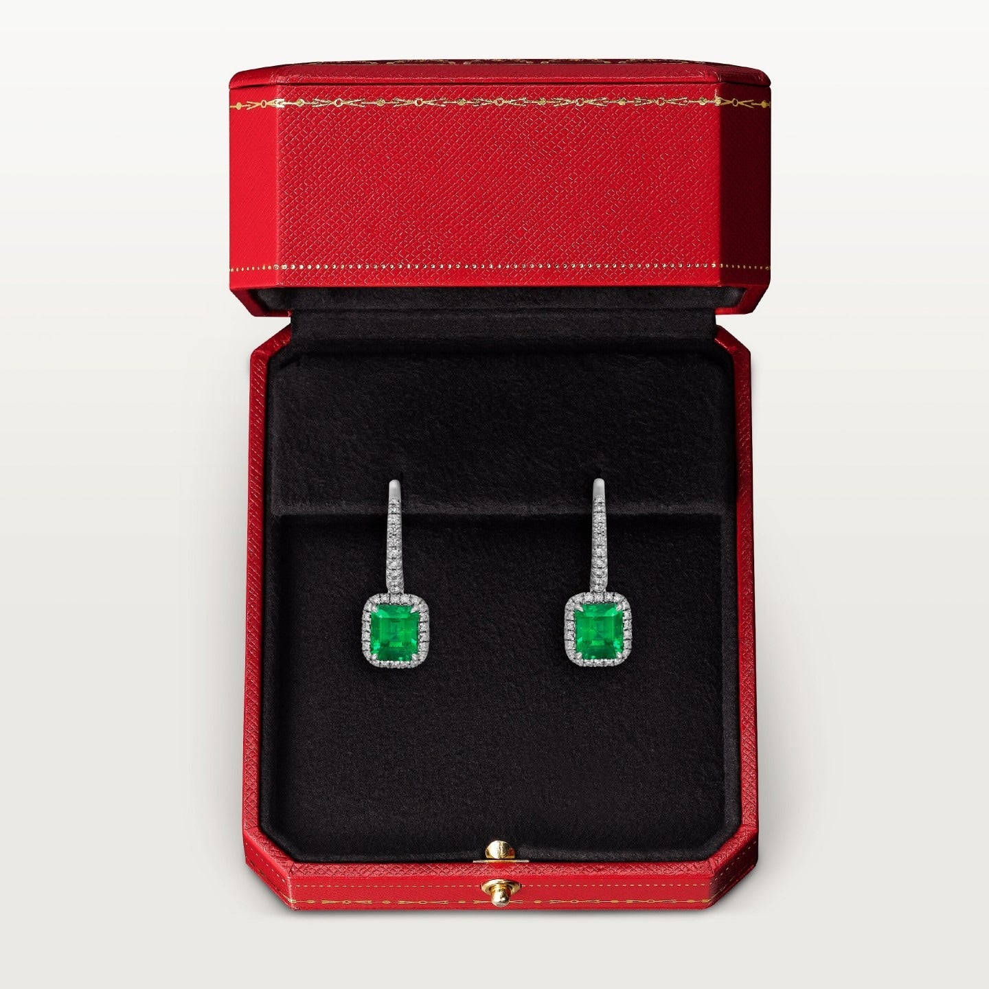 Boucles d'oreilles dormeuses Cartier Destinée, 2 émeraudes taille emeraude, pavées
