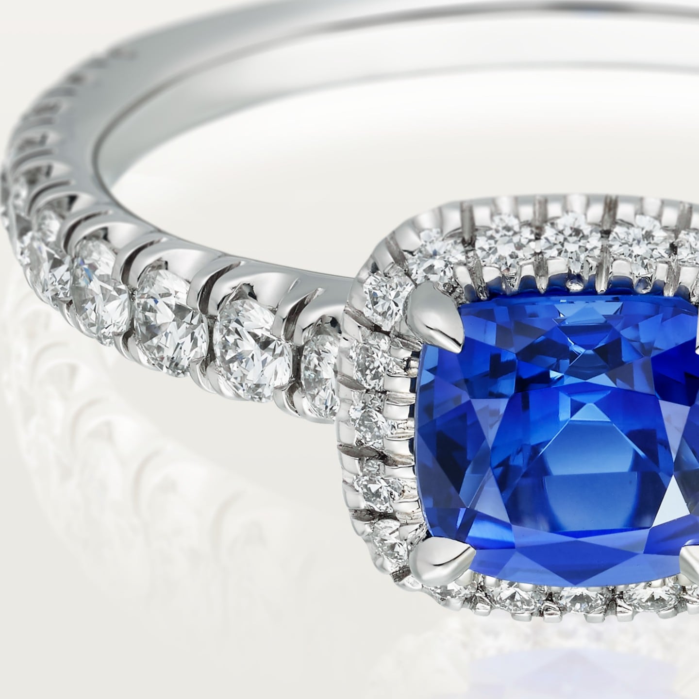 Solitaire Cartier Destinée, saphir taille coussin, pavé