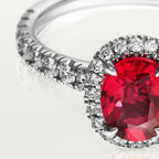 Solitaire Cartier Destinée, rubis taille ovale, pavé