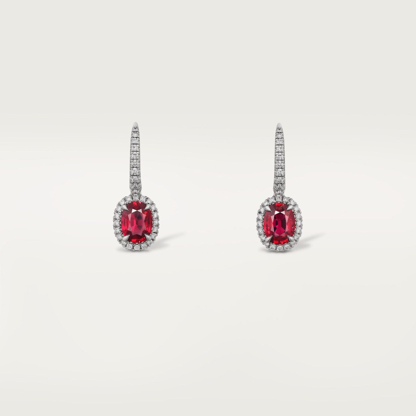 Boucles d'oreilles dormeuses Cartier Destinée, 2 rubis taille ovale, pavées