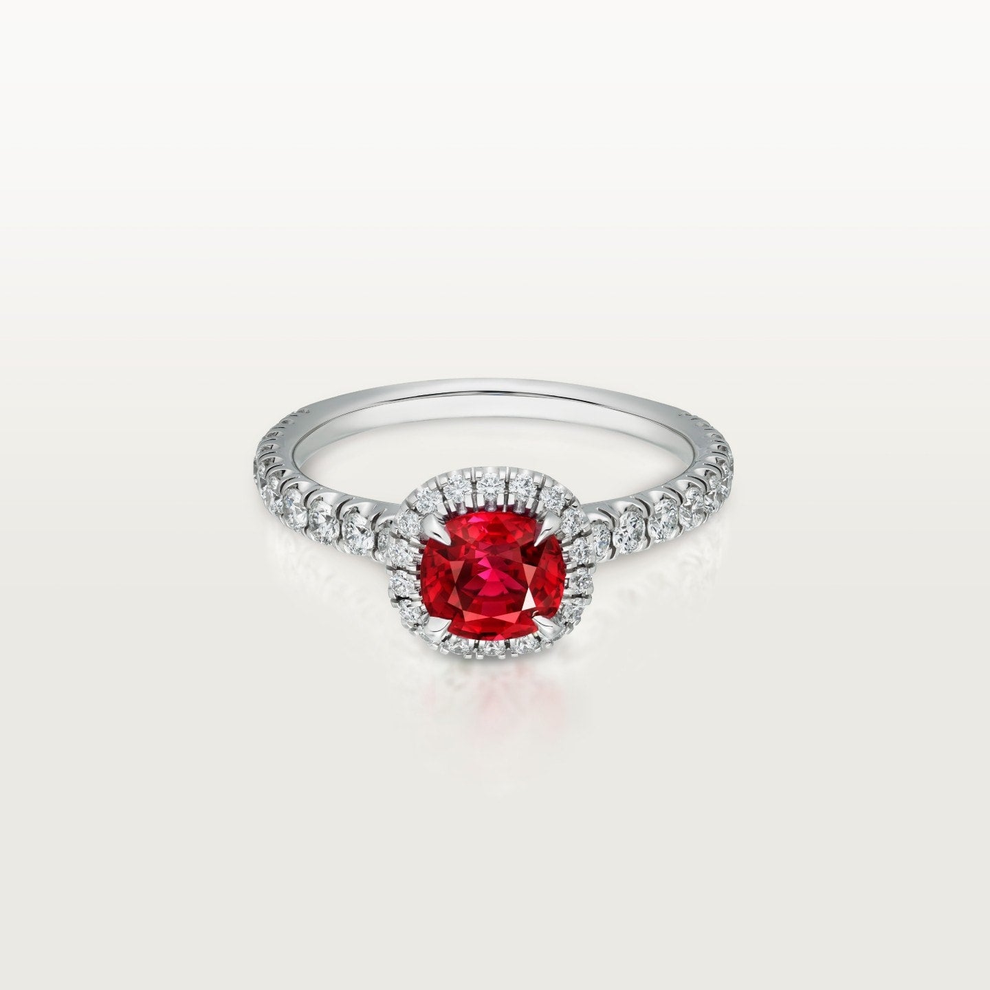 Solitaire Cartier Destinée, rubis taille coussin, pavé