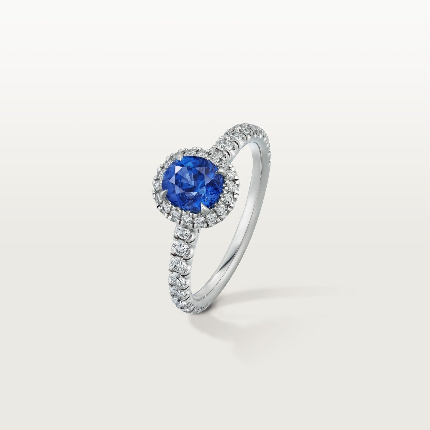 Solitaire Cartier Destinée, saphir taille ovale, pavé