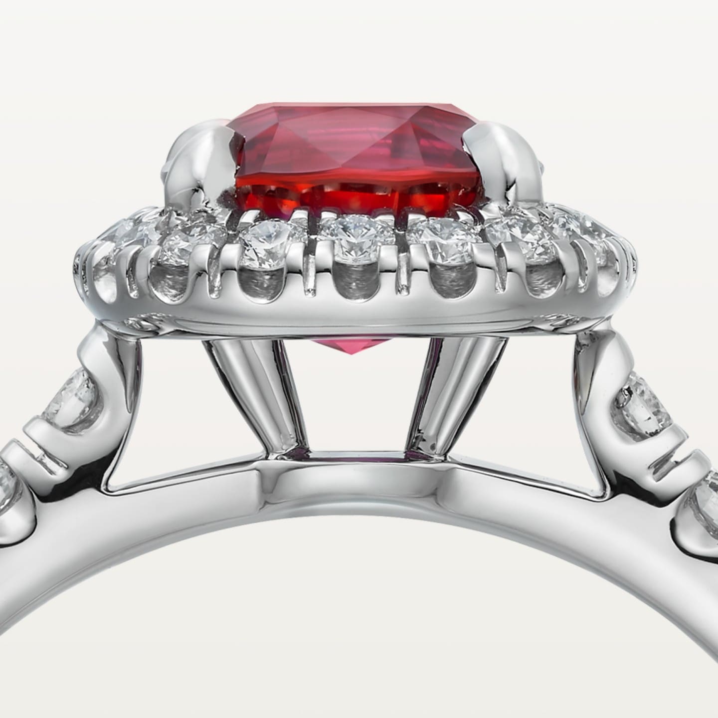 Solitaire Cartier Destinée, rubis taille coussin, pavé
