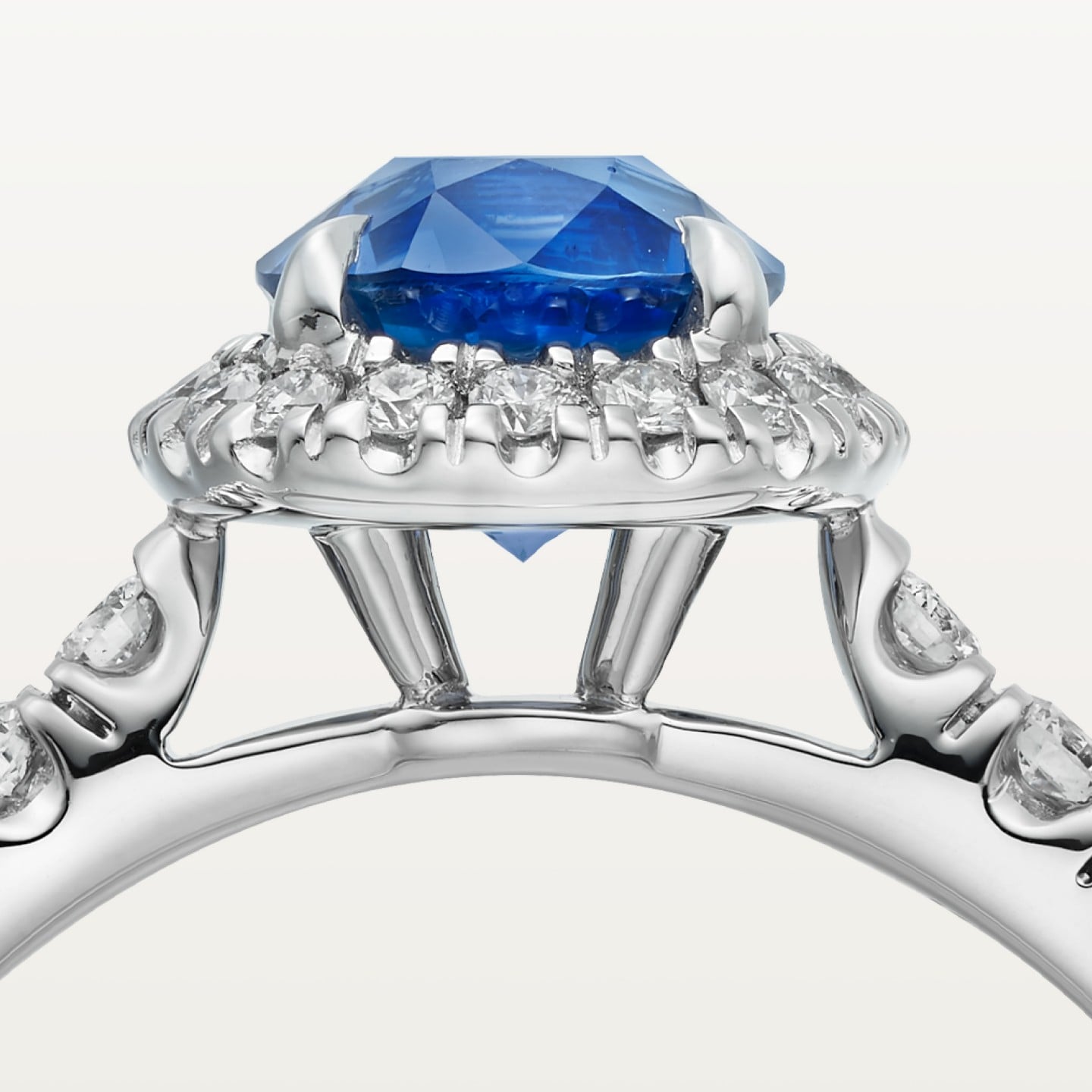 Solitaire Cartier Destinée, saphir taille ovale, pavé