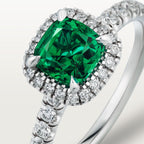 Solitaire Cartier Destinée, émeraude taille coussin, pavé