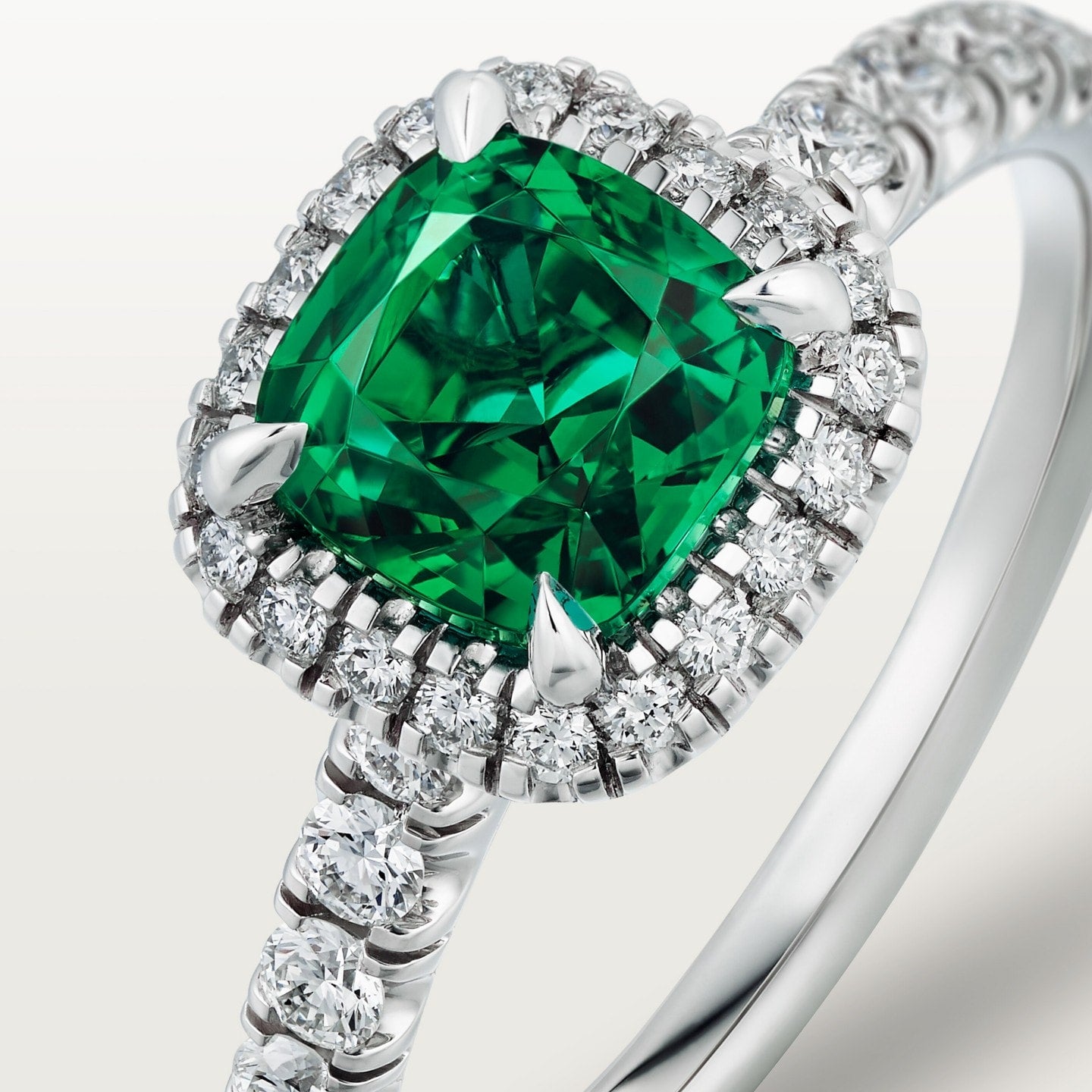 Solitaire Cartier Destinée, émeraude taille coussin, pavé
