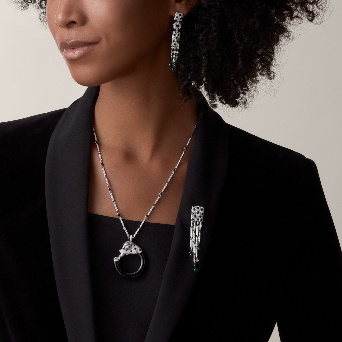 Boucles d'oreilles Panthère de Cartier, émeraude, pavées