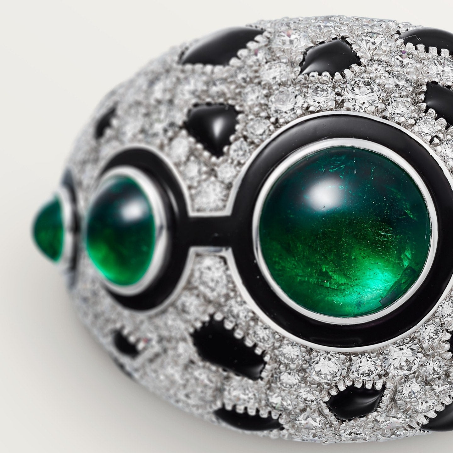 Bague Panthère de Cartier, émeraude, pavée