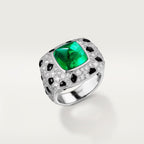 Bague Panthère de Cartier, émeraude taille pain de sucre, grand modèle, pavée