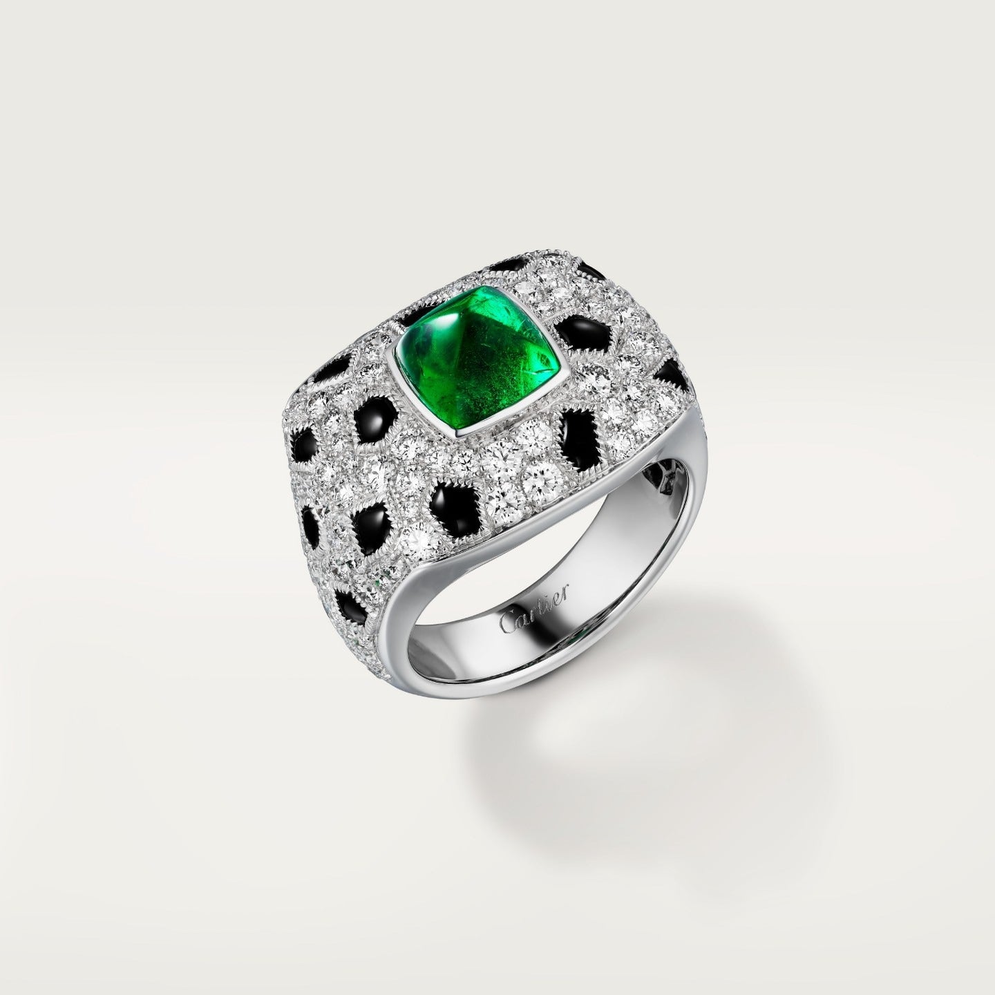Bague Panthère de Cartier, émeraude taille pain de sucre, petit modèle, pavée