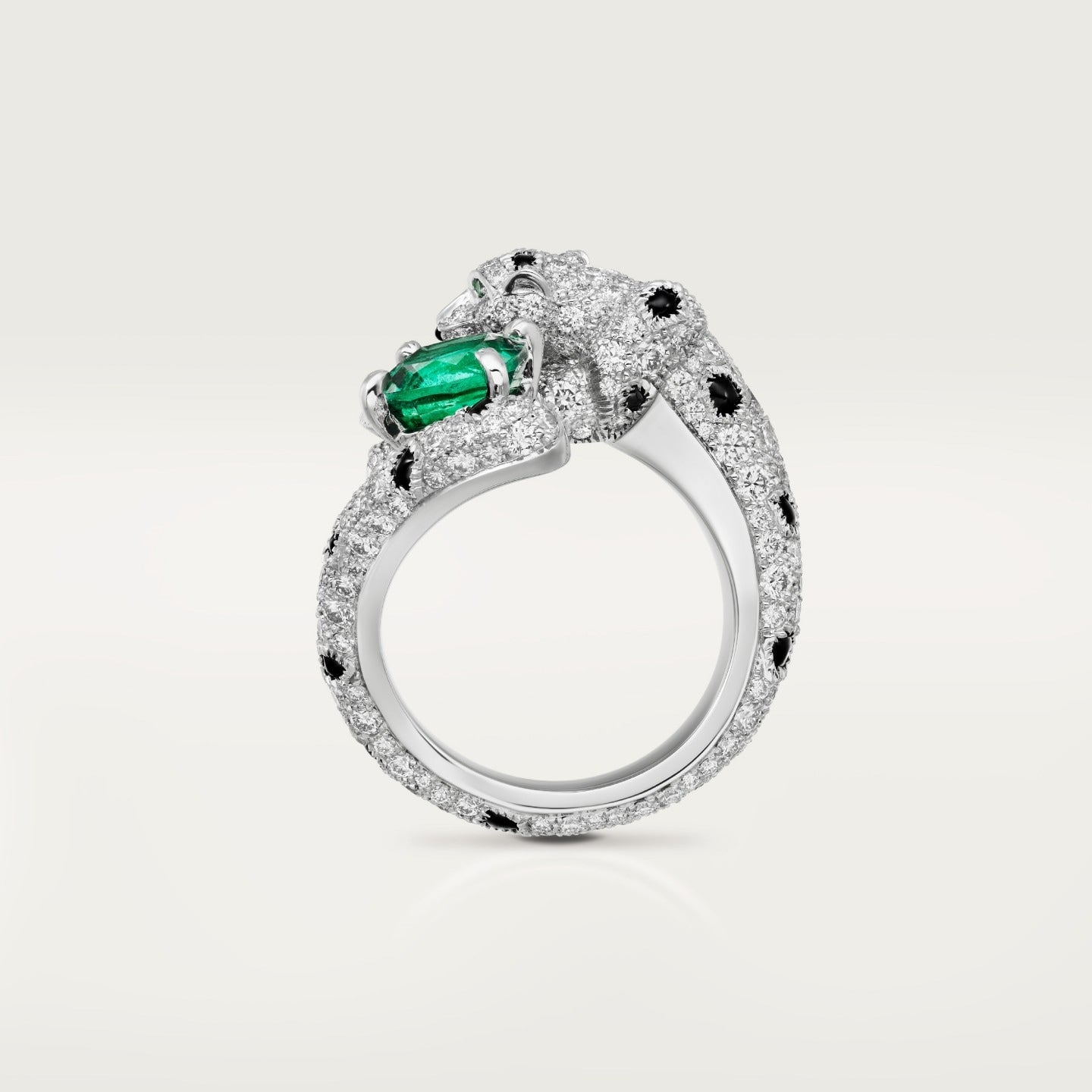 Bague Panthère de Cartier, émeraude taille coussin, pavée