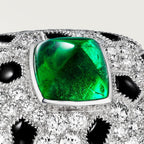 Bague Panthère de Cartier, émeraude taille pain de sucre, petit modèle, pavée