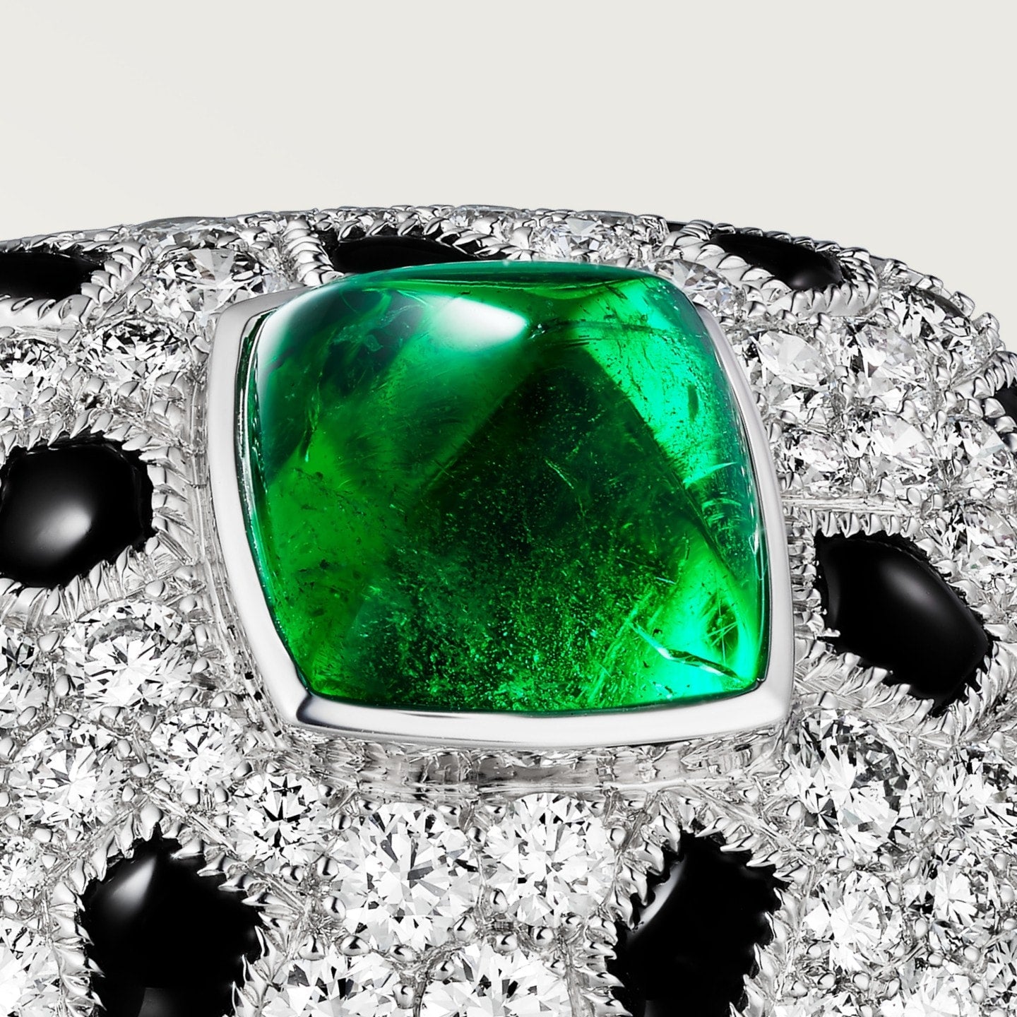 Bague Panthère de Cartier, émeraude taille pain de sucre, petit modèle, pavée