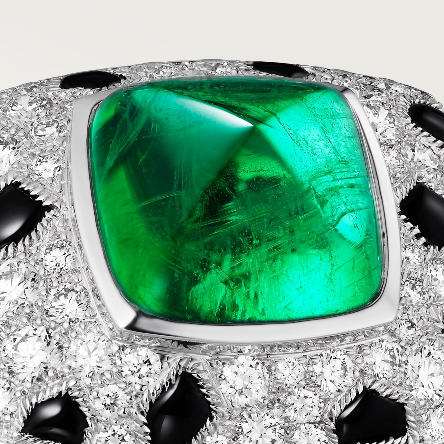 Bague Panthère de Cartier, émeraude taille pain de sucre, grand modèle, pavée