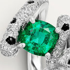 Bague Panthère de Cartier, émeraude taille coussin, pavée