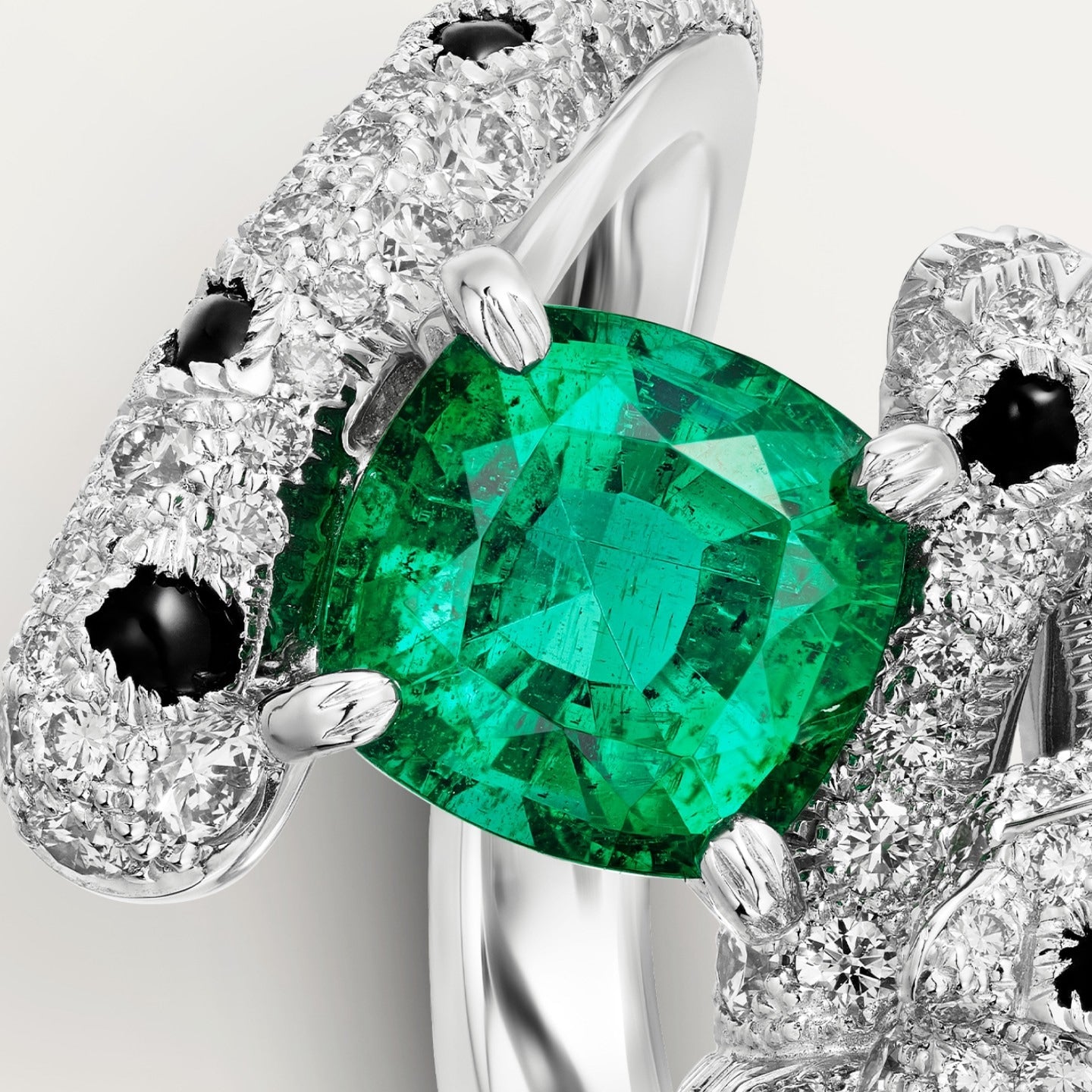 Bague Panthère de Cartier, émeraude taille coussin, pavée