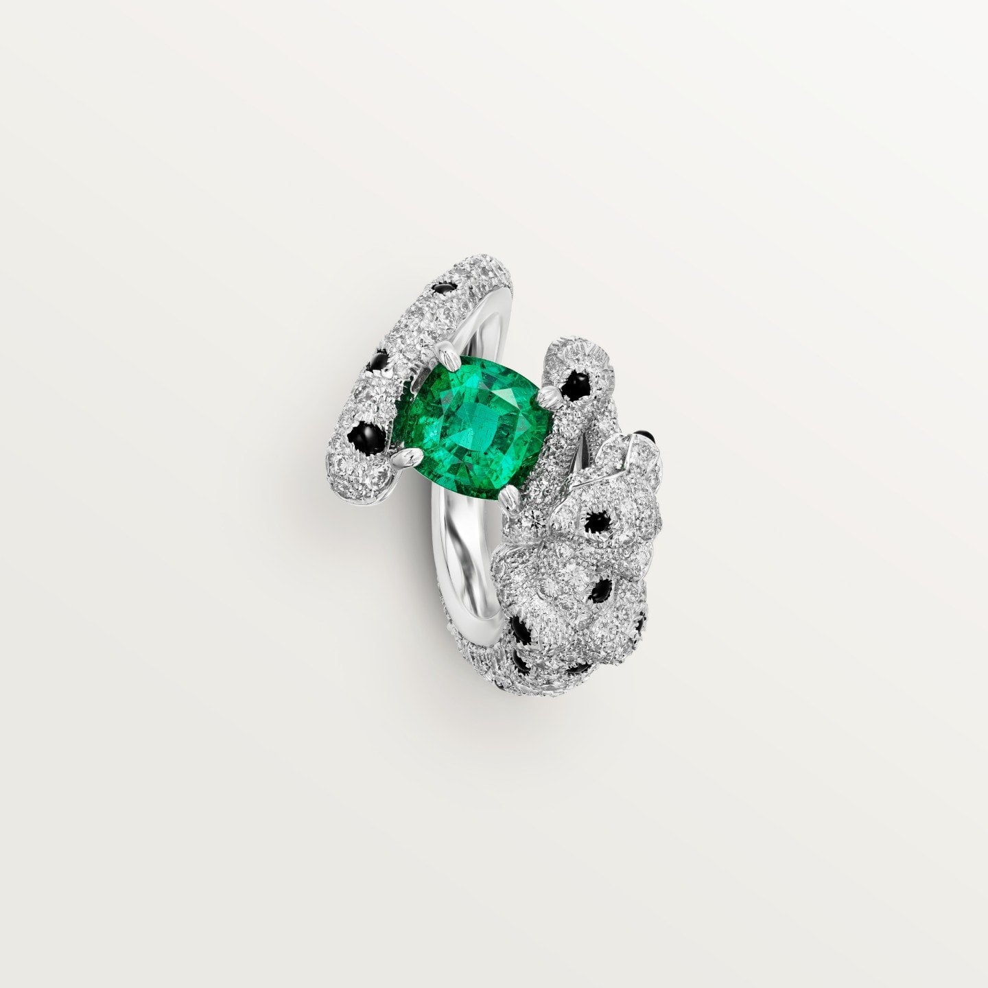 Bague Panthère de Cartier, émeraude taille coussin, pavée