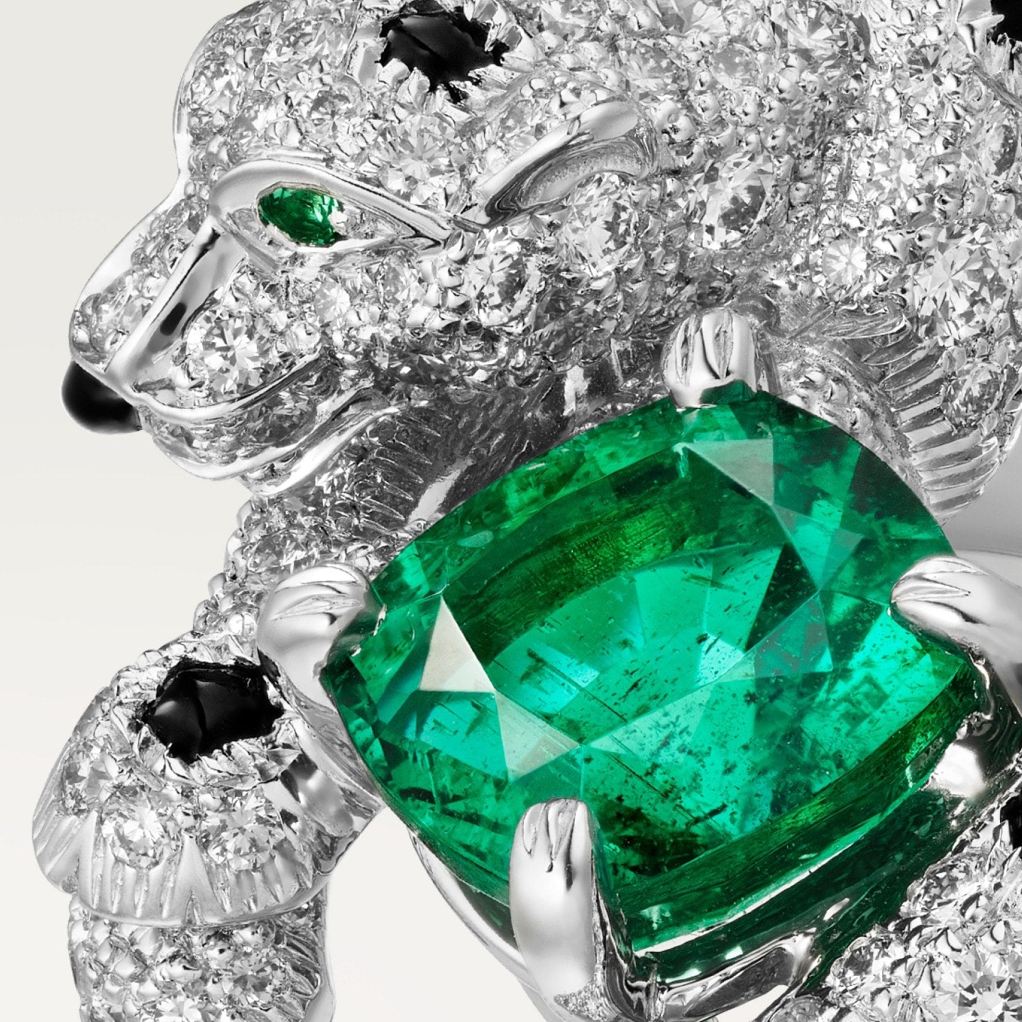 Bague Panthère de Cartier, émeraude taille coussin, pavée