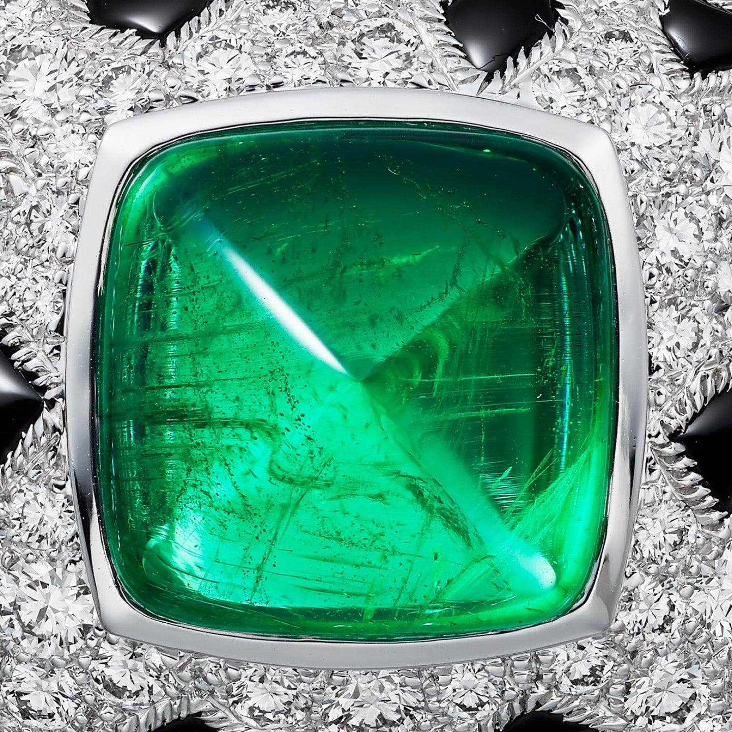 Bague Panthère de Cartier, émeraude taille pain de sucre, grand modèle, pavée
