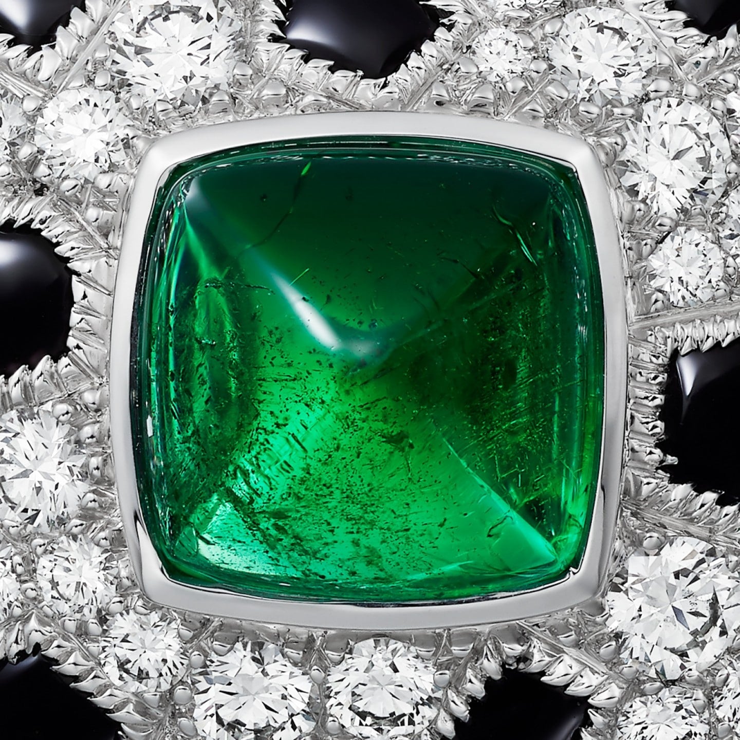 Bague Panthère de Cartier, émeraude taille pain de sucre, petit modèle, pavée