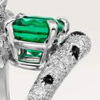 Bague Panthère de Cartier, émeraude taille coussin, pavée