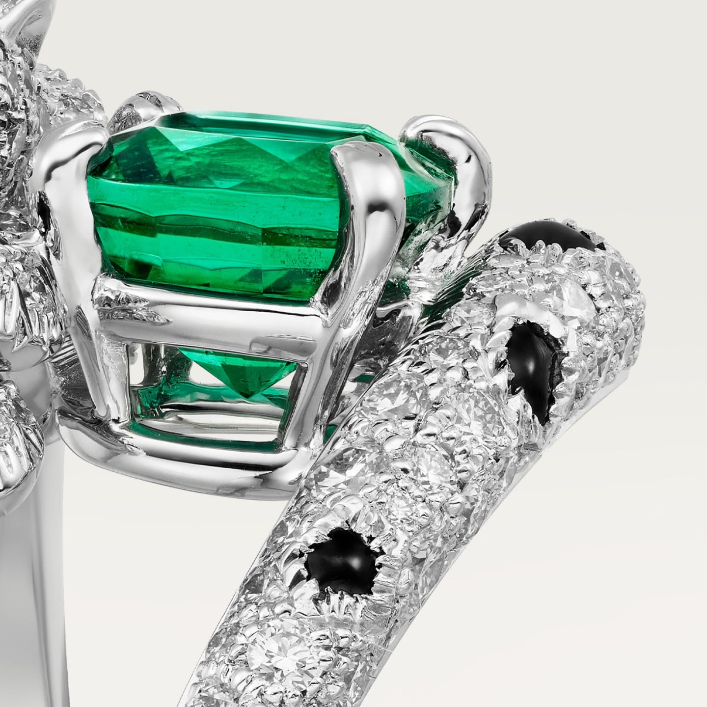 Bague Panthère de Cartier, émeraude taille coussin, pavée