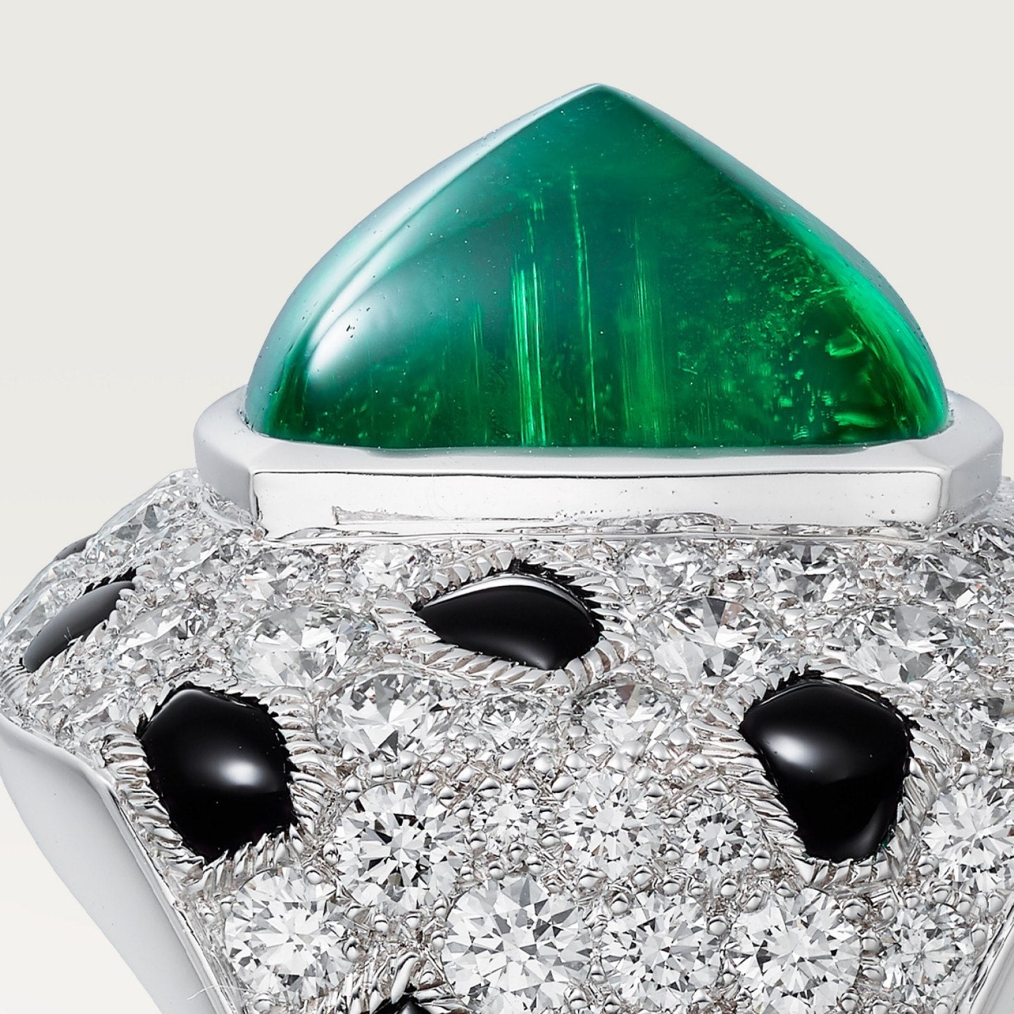Bague Panthère de Cartier, émeraude taille pain de sucre, grand modèle, pavée