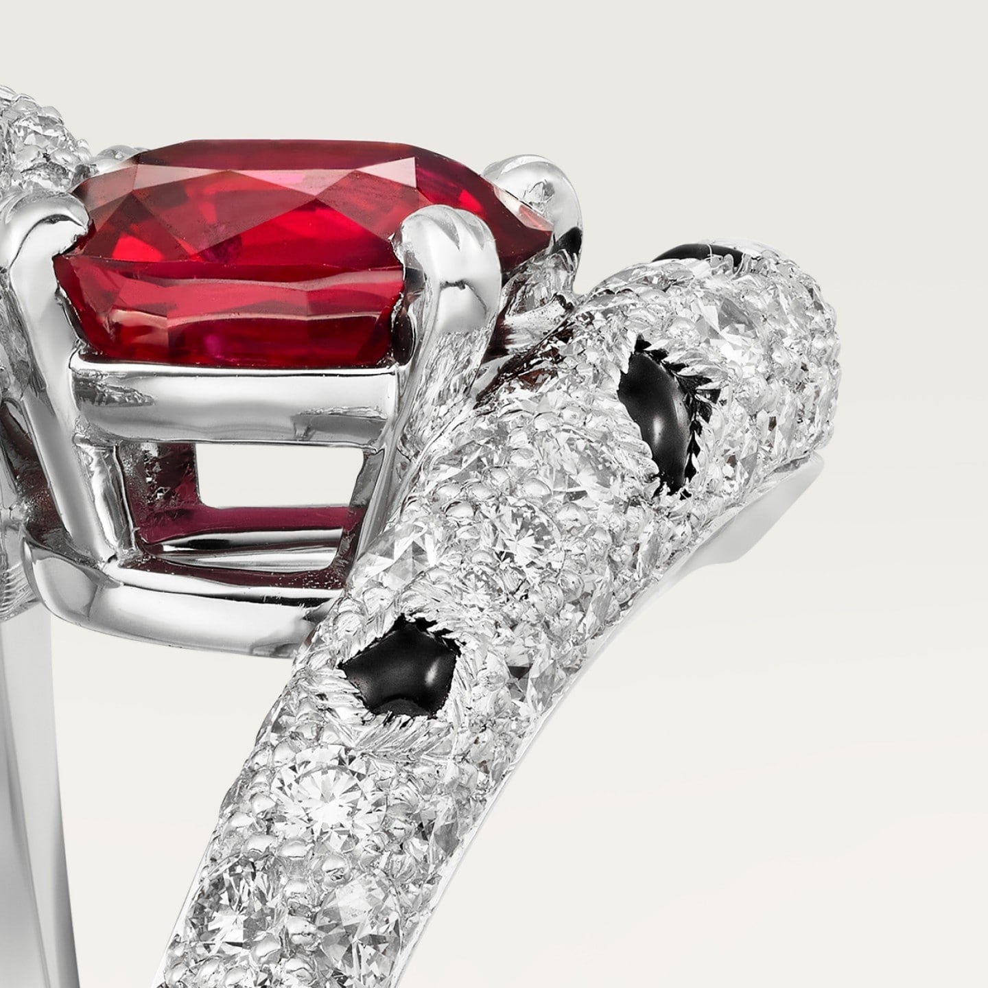 Bague Panthère de Cartier, rubis taille coussin, pavée