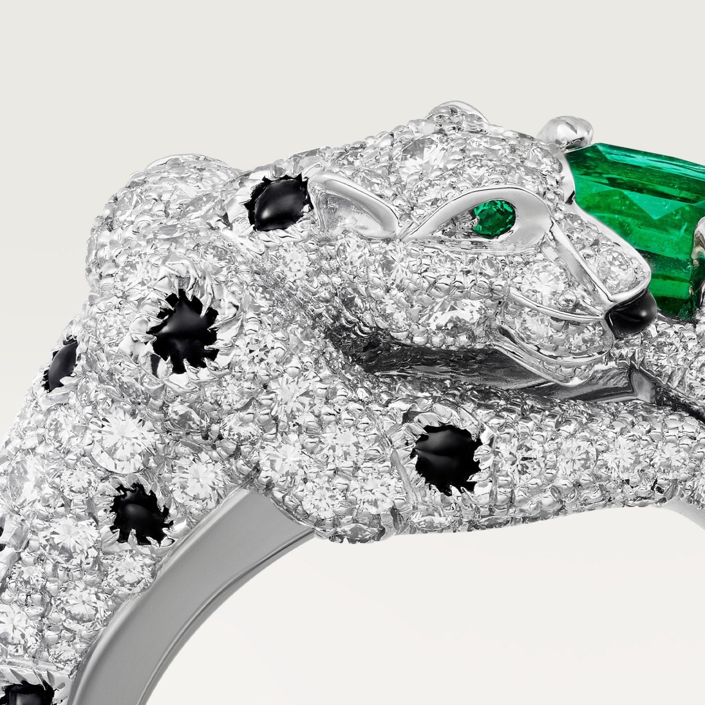 Bague Panthère de Cartier, émeraude taille coussin, pavée