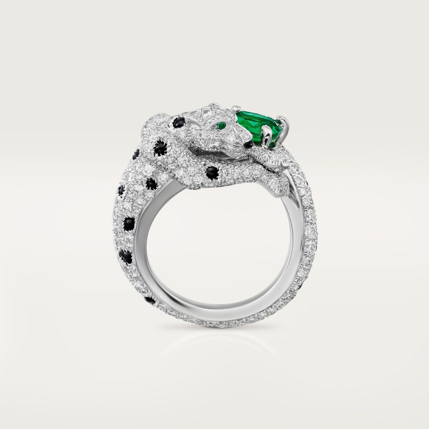 Bague Panthère de Cartier, émeraude taille coussin, pavée