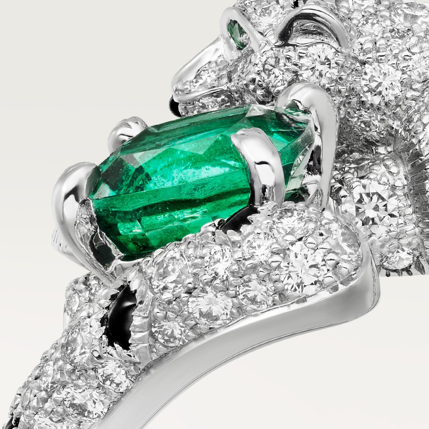 Bague Panthère de Cartier, émeraude taille coussin, pavée