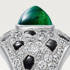Bague Panthère de Cartier, émeraude taille pain de sucre, petit modèle, pavée