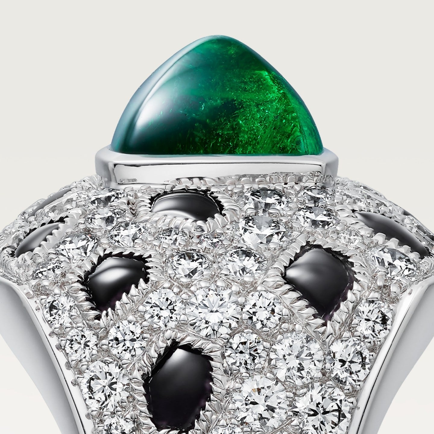 Bague Panthère de Cartier, émeraude taille pain de sucre, petit modèle, pavée