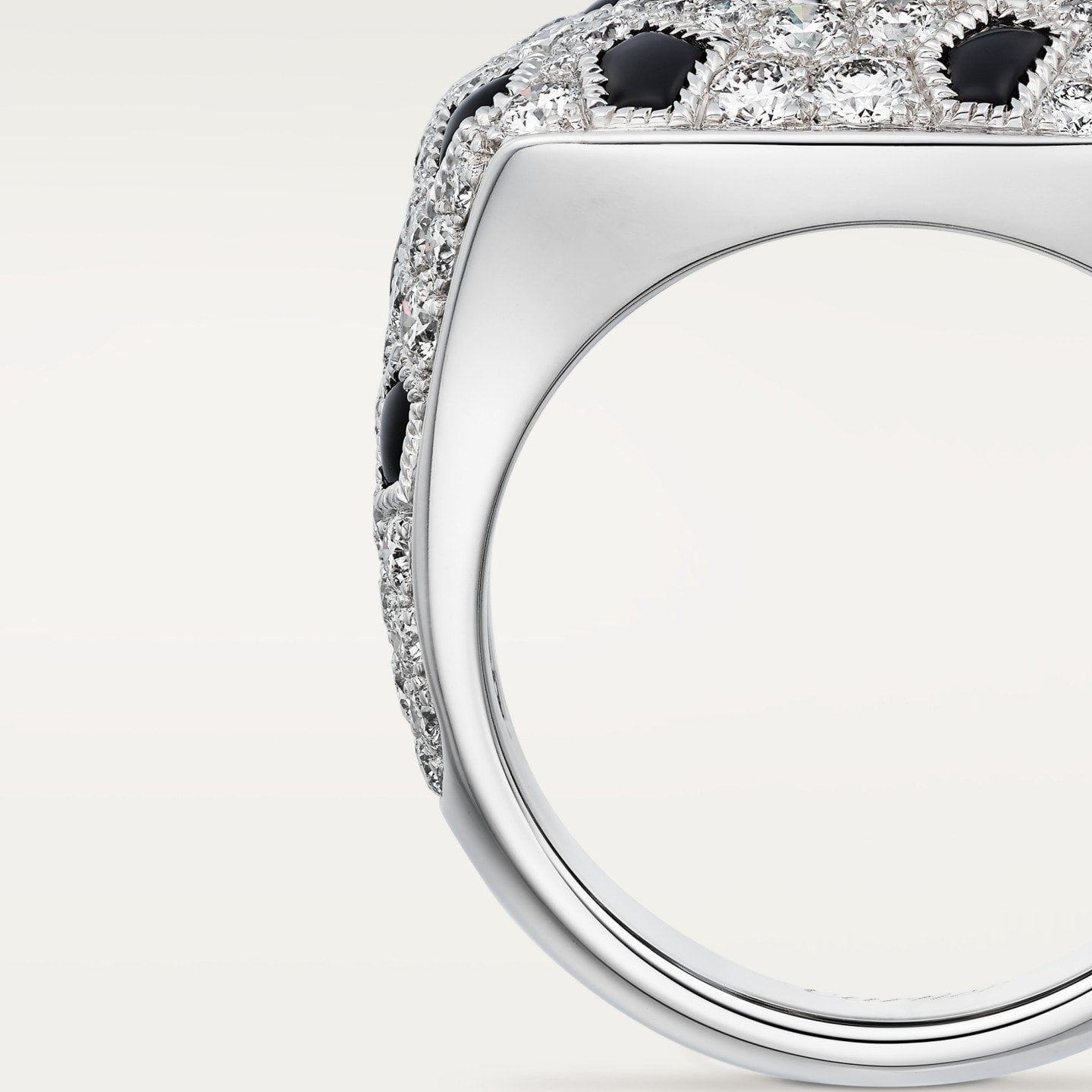 Bague Panthère de Cartier, émeraude taille pain de sucre, petit modèle, pavée