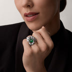 Bague Panthère de Cartier, émeraude melon cut, pavée