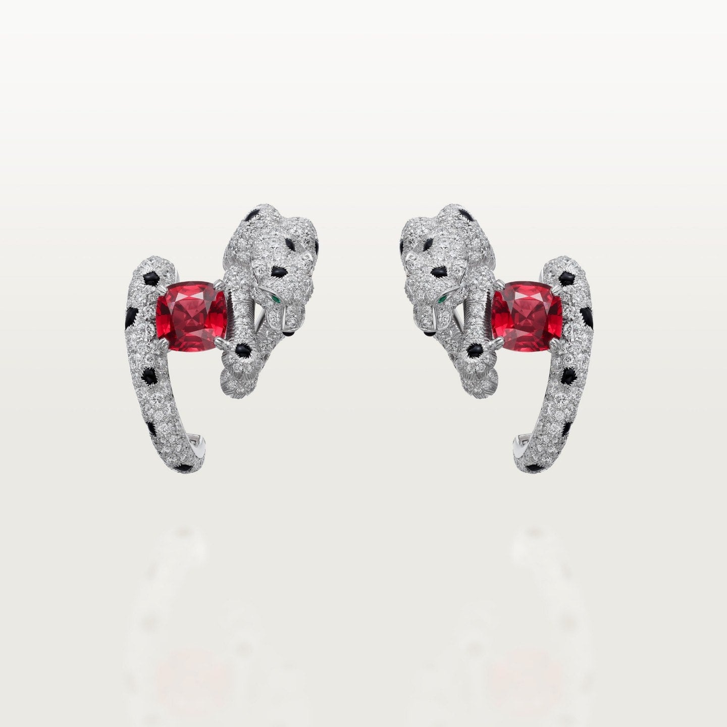 Bijoux d'oreilles Panthère de Cartier, rubis taille coussin, pavés