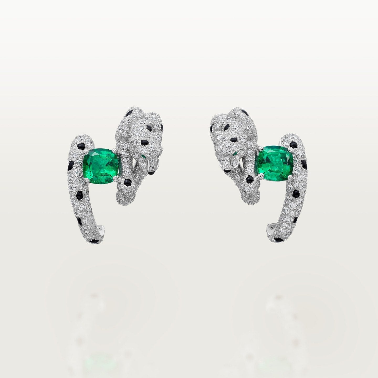Bijoux d'oreilles Panthère de Cartier, émeraude taille coussin, pavés