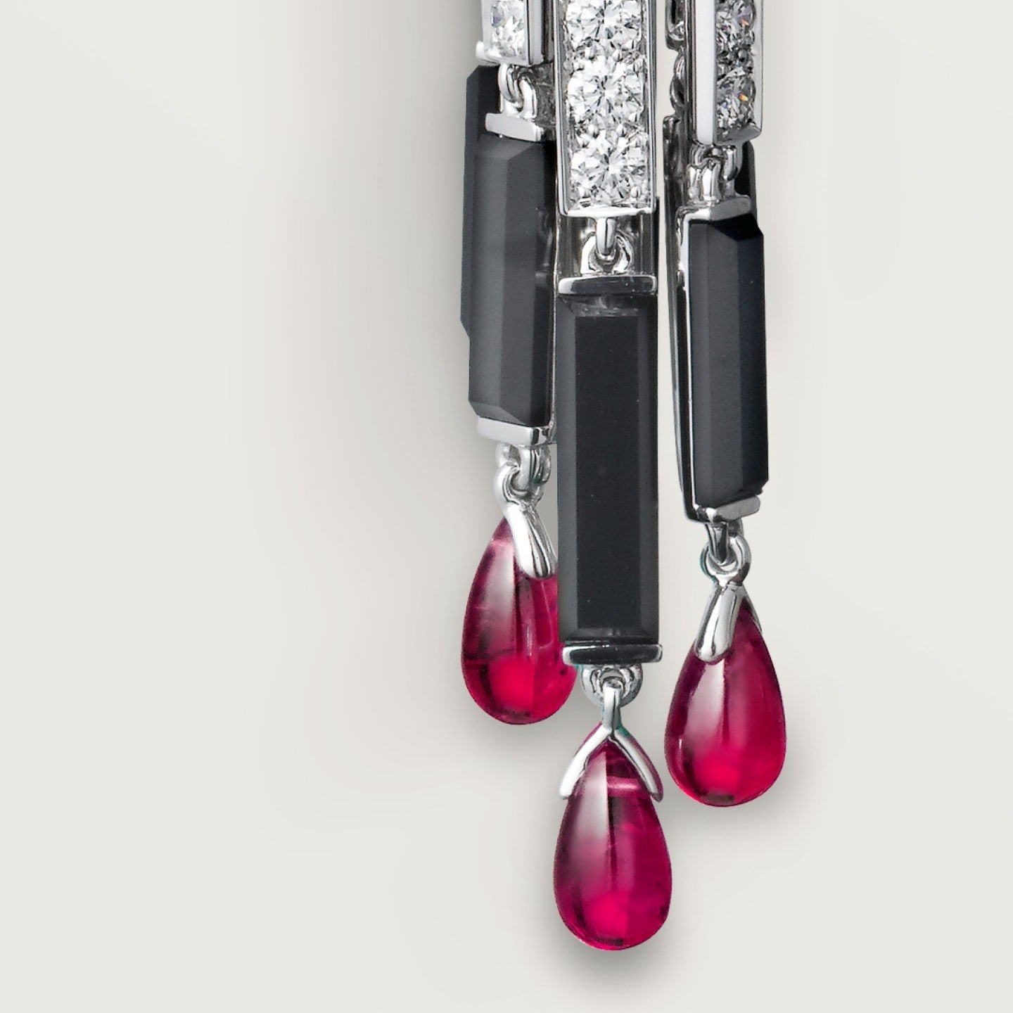 Boucles d'oreilles Panthère de Cartier, rubis, grand modèle, pavées