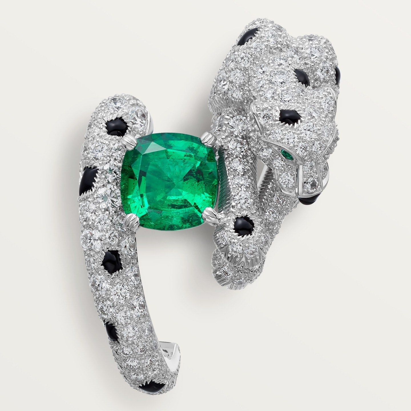 Bijoux d'oreilles Panthère de Cartier, émeraude taille coussin, pavés
