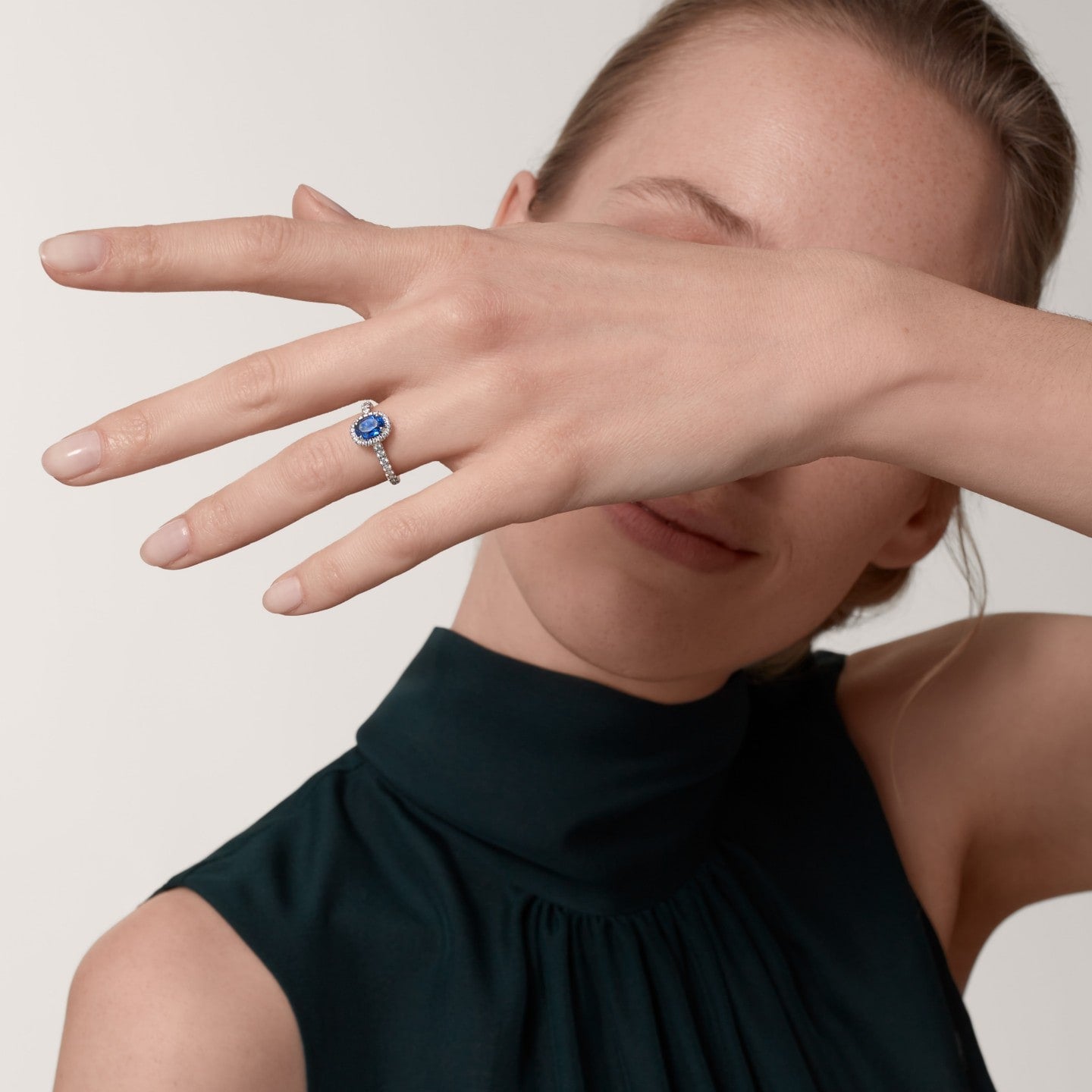 Solitaire Cartier Destinée, saphir taille ovale, pavé