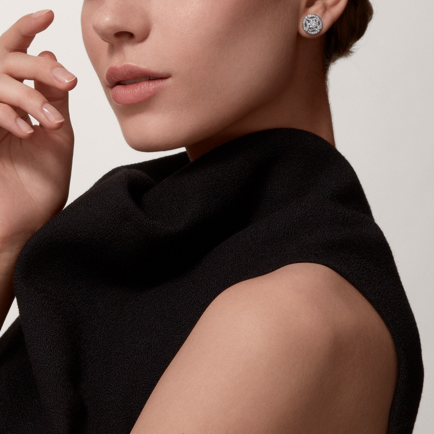Puces d'oreilles Galanterie de Cartier, 2 diamants taille brillant, pavées